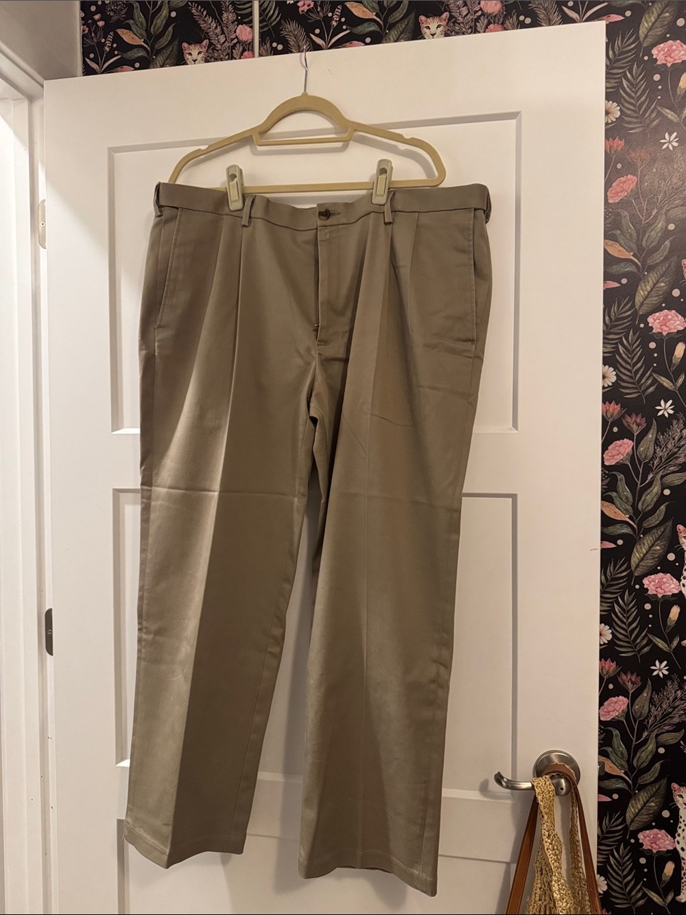 Haggar Men's Pleated Chino Pants in Khaki Tan
